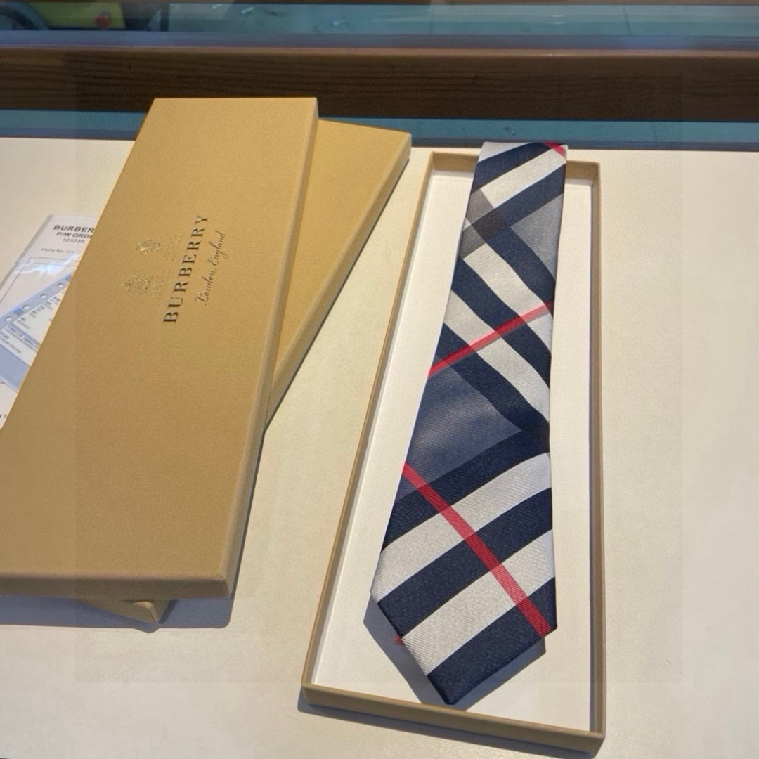 特价 B家专柜同步领带出货啦‼️‼️ 巴宝莉男士【博柏利领带】👔👔，稀有😻😻展现精湛手工与时尚优雅的理想