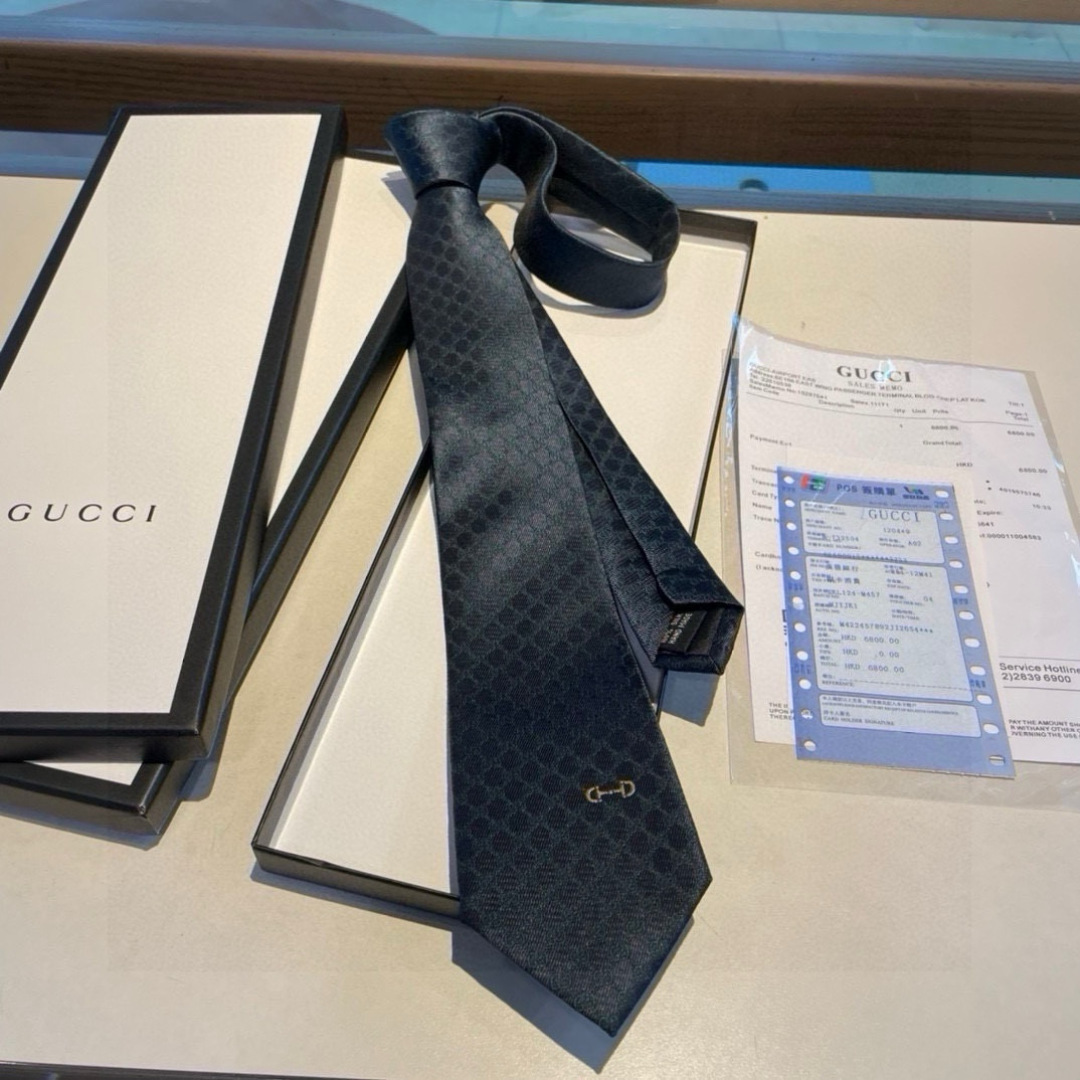 特价 马衔扣的悠久历史始于1950年代，至今仍是Gucci具有代表性的传统精髓。这款桑蚕丝领带从品牌马术