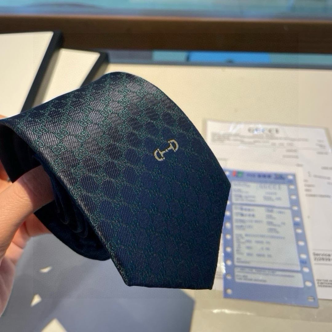 特价 马衔扣的悠久历史始于1950年代，至今仍是Gucci具有代表性的传统精髓。这款桑蚕丝领带从品牌马术