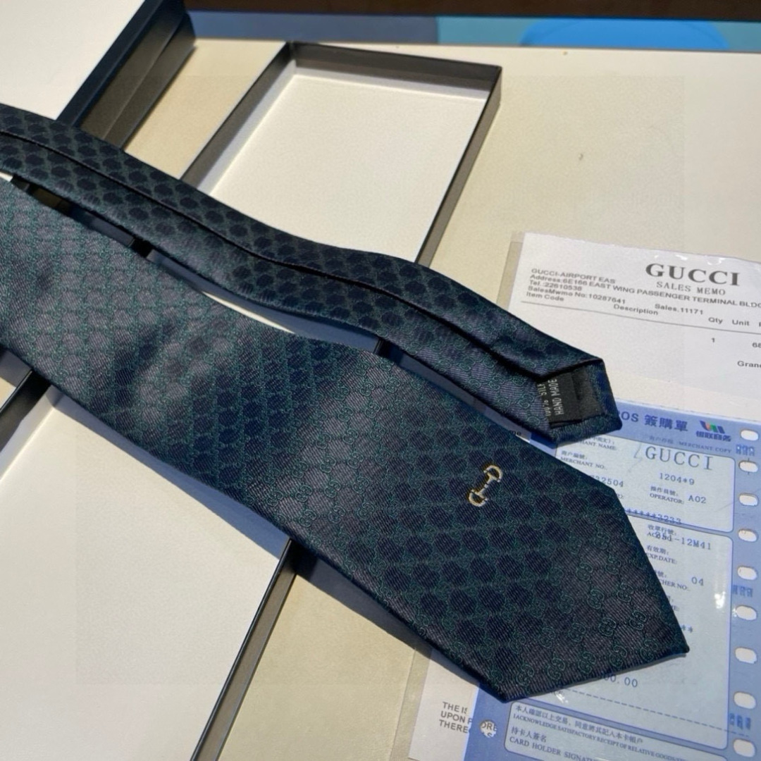 特价 马衔扣的悠久历史始于1950年代，至今仍是Gucci具有代表性的传统精髓。这款桑蚕丝领带从品牌马术