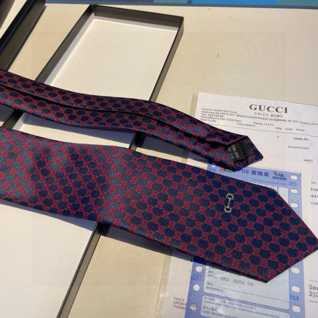 特价 马衔扣的悠久历史始于1950年代，至今仍是Gucci具有代表性的传统精髓。这款桑蚕丝领带从品牌马术