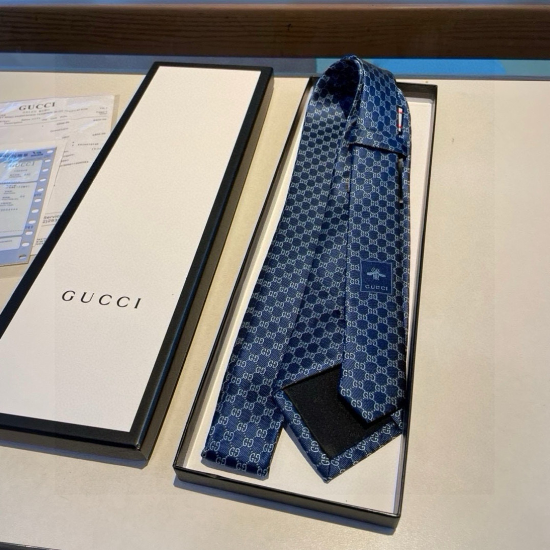特价 马衔扣的悠久历史始于1950年代，至今仍是Gucci具有代表性的传统精髓。这款桑蚕丝领带从品牌马术