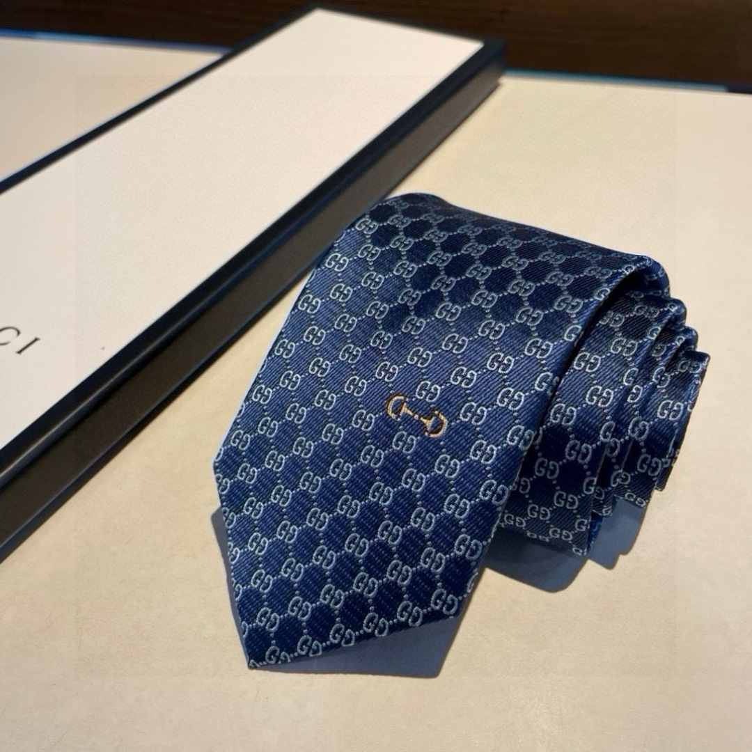 特价 马衔扣的悠久历史始于1950年代，至今仍是Gucci具有代表性的传统精髓。这款桑蚕丝领带从品牌马术