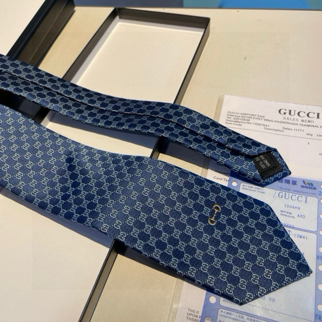特价 马衔扣的悠久历史始于1950年代，至今仍是Gucci具有代表性的传统精髓。这款桑蚕丝领带从品牌马术