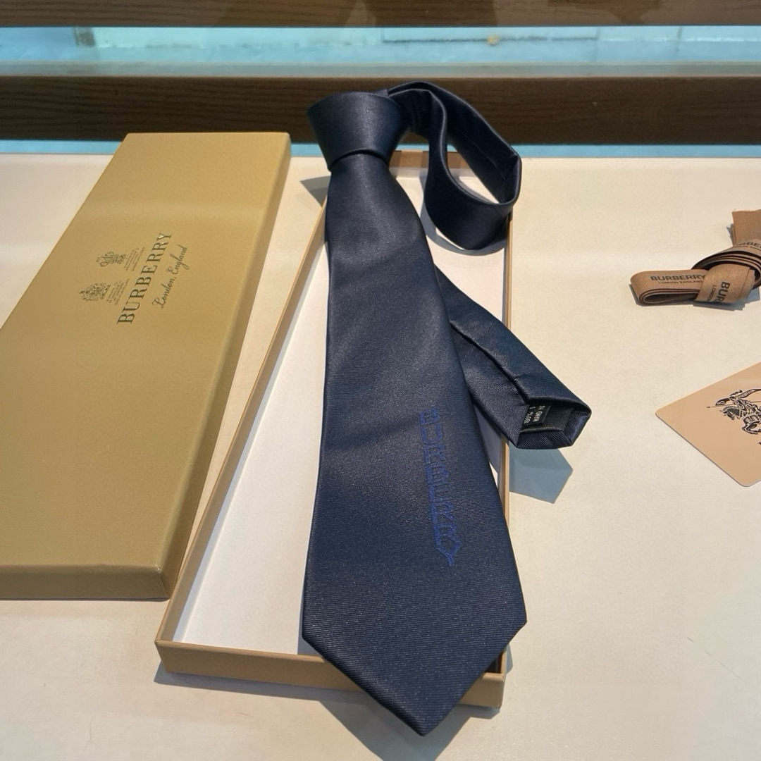 特价👏B家专柜同步领带出货啦‼️‼️ 巴宝莉男士👔👔，稀有😻😻展现精湛手工与时尚优雅的理想选择，以最经典