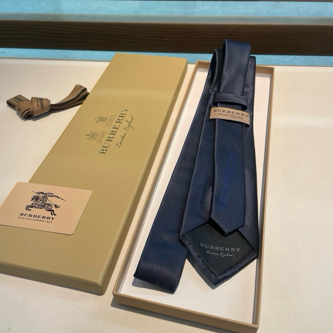 特价👏B家专柜同步领带出货啦‼️‼️ 巴宝莉男士👔👔，稀有😻😻展现精湛手工与时尚优雅的理想选择，以最经典