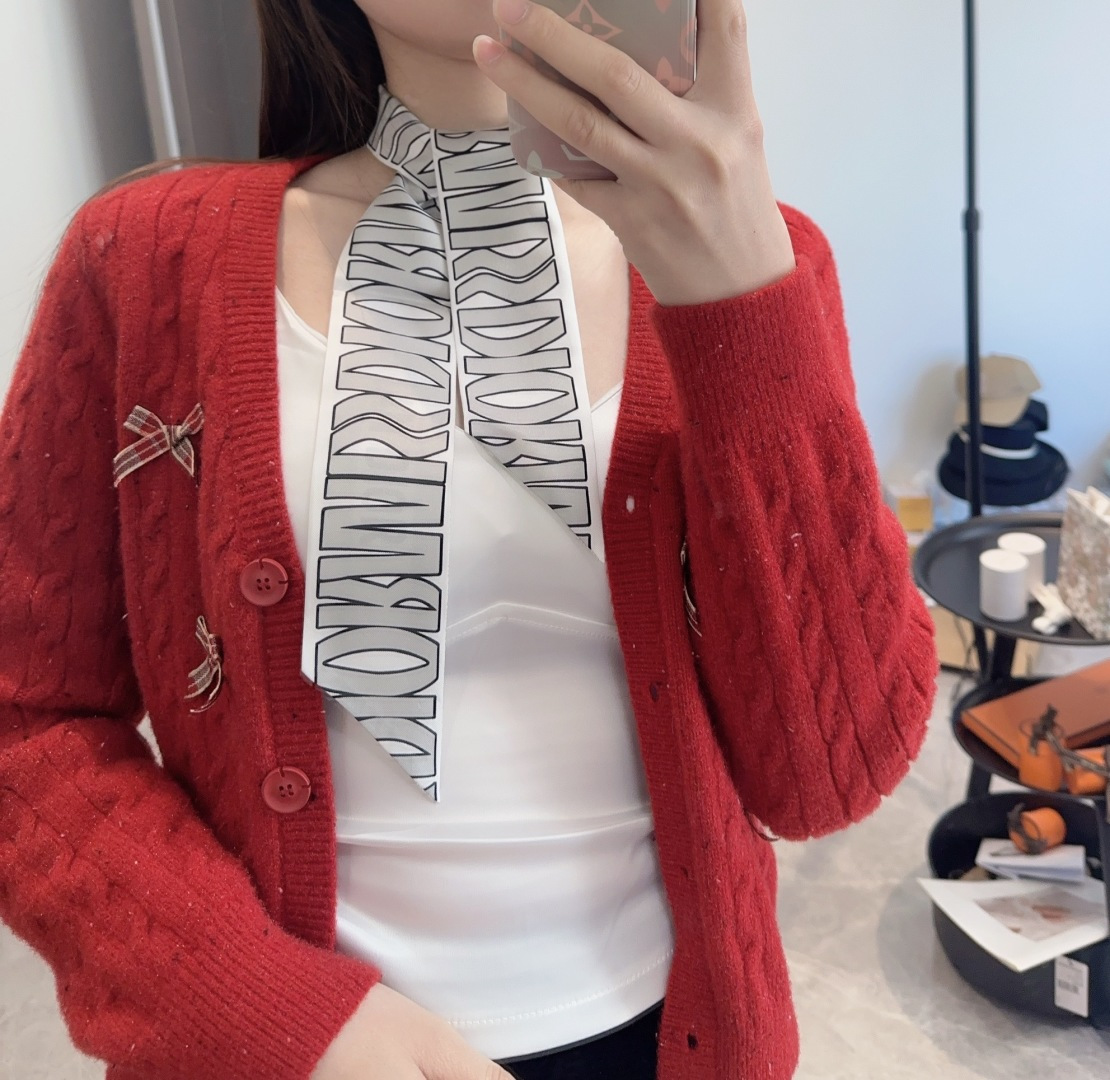 NO:379480,Dior twilly scarf, Miss has a classic style, slender shape, sharp corner design at both ends, and a bar pattern of CHRISTIAN DIOR logo on the back. The upper body effect is very good!  It’s so perfect if you just match it casually!  Streamers have super multi-purpose scarves, headbands, bag accessories, belts... etc., so on, super easy to control. Summer clothes, winter bags, top silk shine, super strong and exquisite. This is really something you must buy [6X105cm, silk double-layer double-sided] scarves, streamers, hair tie, dior, dior, real silk19860909Dior迪奥twilly丝巾,Miss 款式经典,造型修长,两端尖角设计,背面饰以对比鲜明的CHRISTIAN DIOR标志条形图案. 上身效果非常赞！随意一搭就是那么完美！飘带有超多用途领巾、发带、包包配饰、腰带.....等等等等,超好驾驭 夏季配衣服 冬季配包包 顶级真丝光泽感超级强 精美无比 ,这款真的是一定要入手的【6X105cm,真丝双层双面】丝巾,飘带，发束,dior,dior,real silk,accessory