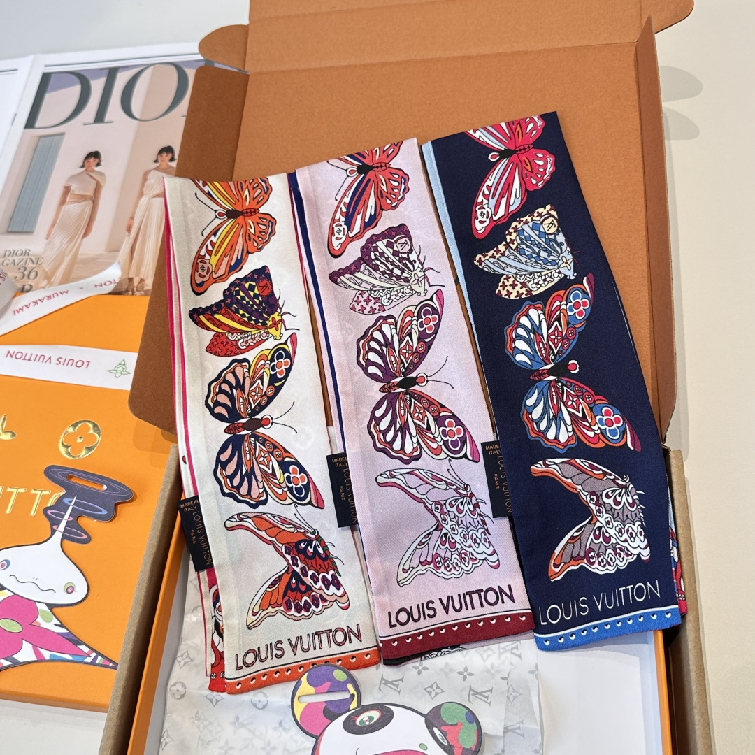 NO:379485,The latest counter models are exclusive in stock. Quality assurance. LV multi-functional small ribbon. It can be used as a hairband, wristband, belt, belt, etc.... It is especially practical. There is no twilly small ribbon nowadays. I feel embarrassed to take a bag and go out. [Laughing] I have so many small ribbons that I have so popular recently. Just look at the street photography and you will know that there is always one of the many styles in our house that suits you!  Silk twill scarf, streamer, hair tie, louis vuitton, real silk19860909最新专柜款独家现货 品质保证 LV多功能小丝带 可以当束发带、腕带、腰带、包带等…特别实用 这年头没有一条twilly小丝带都不好意思拿包出门[偷笑]最近小丝带多热门看看街拍就知道 我们家这么多款式总有一款适合你！真丝斜纹丝巾,飘带，发束,louis vuitton,real silk,accessory