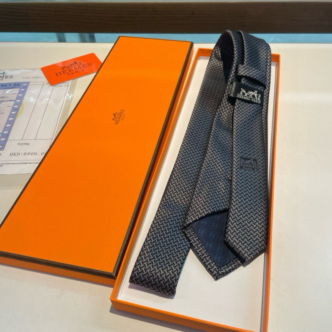 特价男士新款领带系列【几何H图案领带】👔👔，稀有😻😻H家每年都有一千条不同印花的领带面世，从最初的多以几