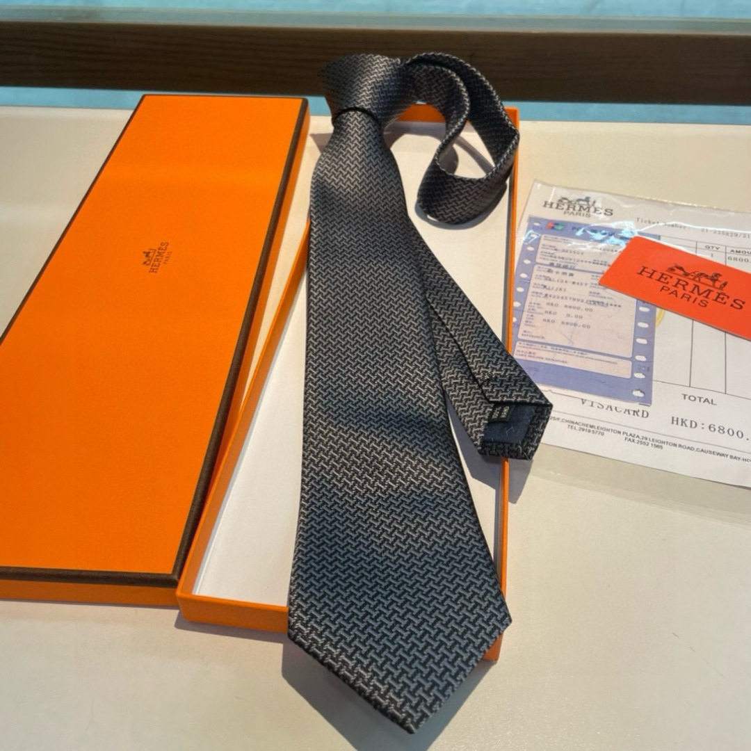 特价男士新款领带系列【几何H图案领带】👔👔，稀有😻😻H家每年都有一千条不同印花的领带面世，从最初的多以几