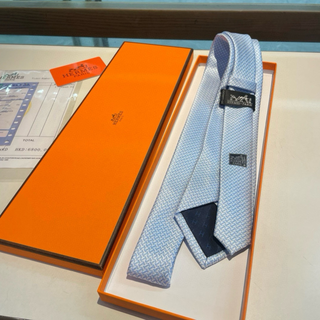 特价男士新款领带系列【几何H图案领带】👔👔，稀有😻😻H家每年都有一千条不同印花的领带面世，从最初的多以几
