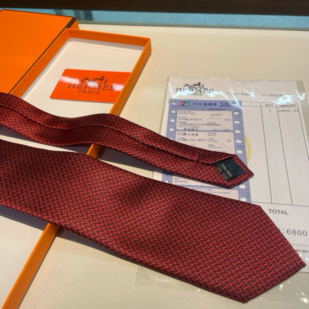 特价男士新款领带系列【几何H图案领带】👔👔，稀有😻😻H家每年都有一千条不同印花的领带面世，从最初的多以几