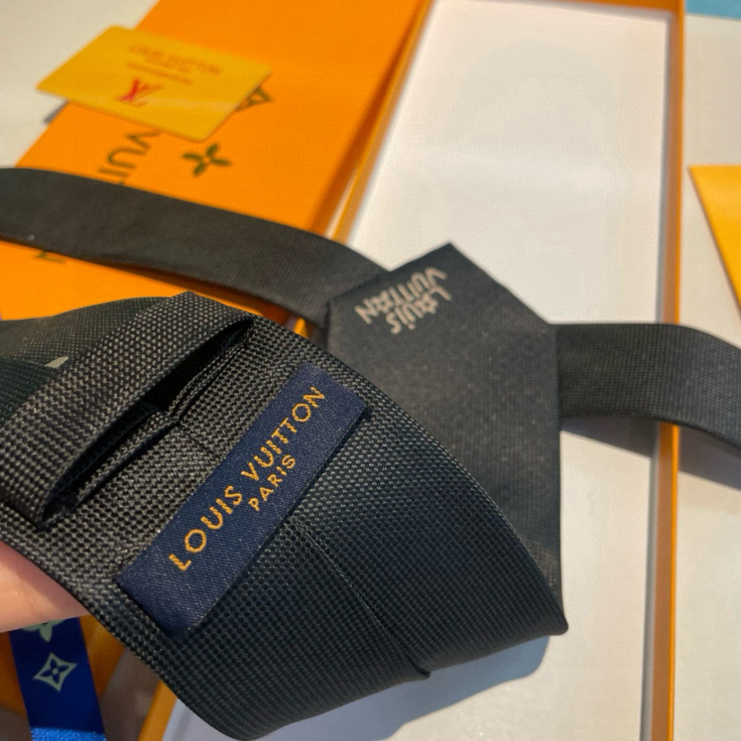 特价Jumping Dog 领带以细腻桑蚕丝展现品牌与 Tyler 携手的创意结晶。当季谐趣吉祥物跃现领