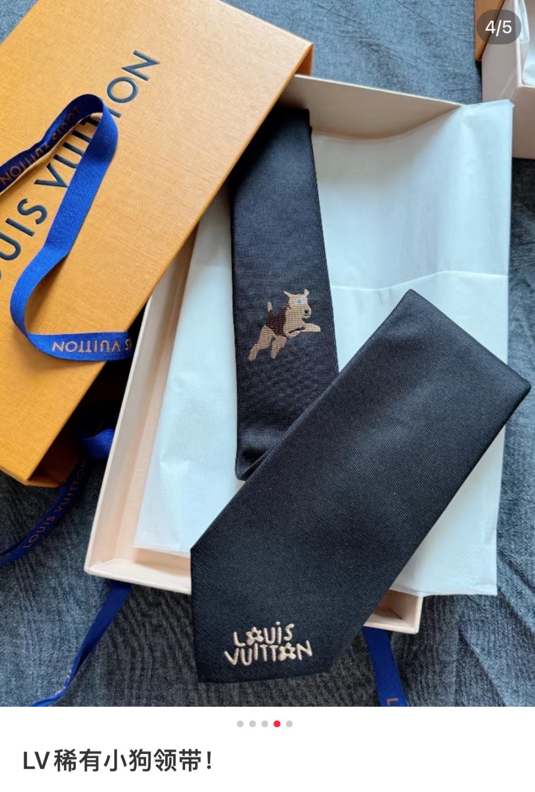 特价Jumping Dog 领带以细腻桑蚕丝展现品牌与 Tyler 携手的创意结晶。当季谐趣吉祥物跃现领