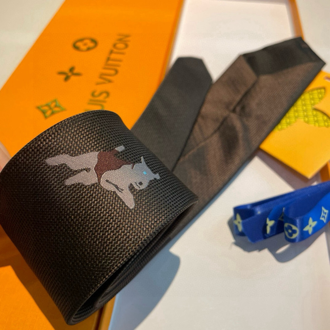 特价Jumping Dog 领带以细腻桑蚕丝展现品牌与 Tyler 携手的创意结晶。当季谐趣吉祥物跃现领