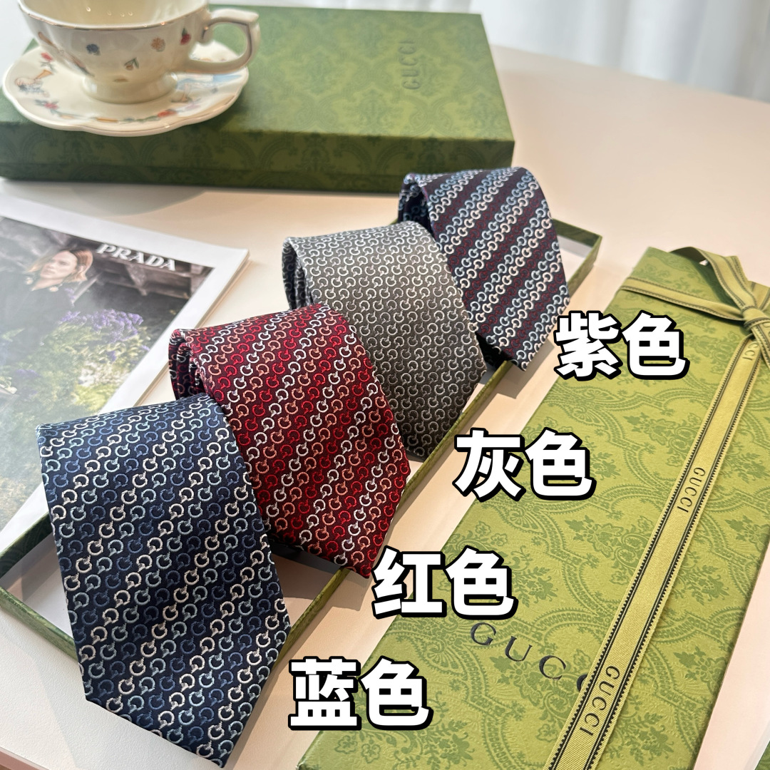 特价特 2025早秋系列革新演绎品牌标志性符号和设计元素。这款领带以马衔扣桑蚕丝提花面料匠心打造，意在突