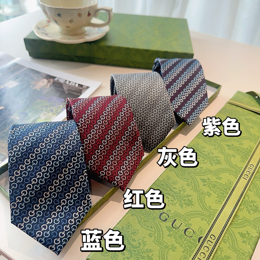 特价特 2025早秋系列革新演绎品牌标志性符号和设计元素。这款领带以马衔扣桑蚕丝提花面料匠心打造，意在突