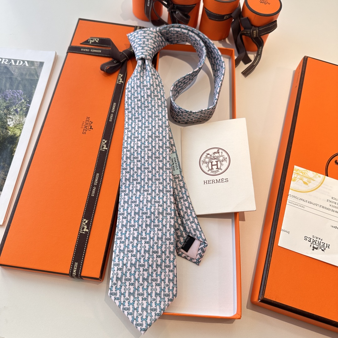 特价特 男士新款印花领带系列【百变搭扣领带】👔👔，稀有😻😻H家每年都有一千条不同印花的领带面世，从最初的
