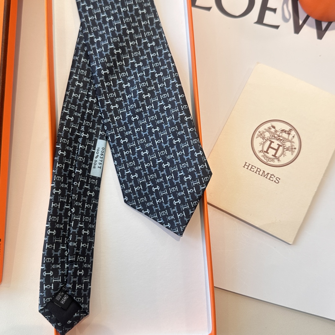 特价特 男士新款印花领带系列【百变搭扣领带】👔👔，稀有😻😻H家每年都有一千条不同印花的领带面世，从最初的