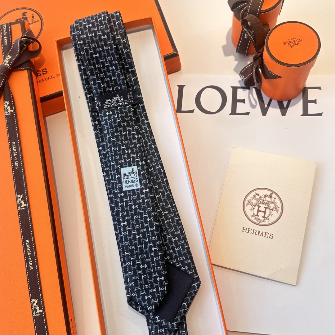 特价特 男士新款印花领带系列【百变搭扣领带】👔👔，稀有😻😻H家每年都有一千条不同印花的领带面世，从最初的