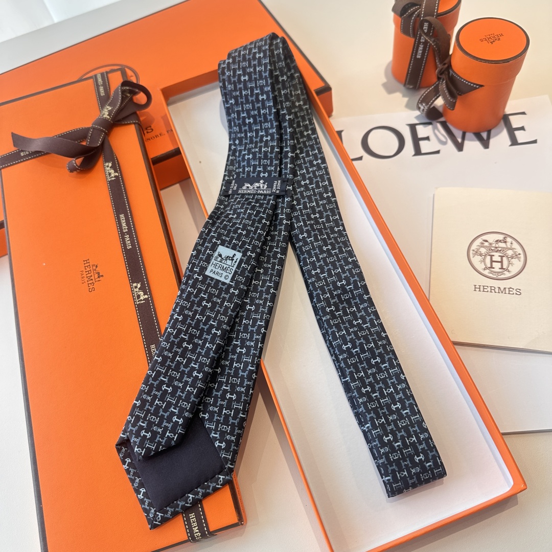 特价特 男士新款印花领带系列【百变搭扣领带】👔👔，稀有😻😻H家每年都有一千条不同印花的领带面世，从最初的