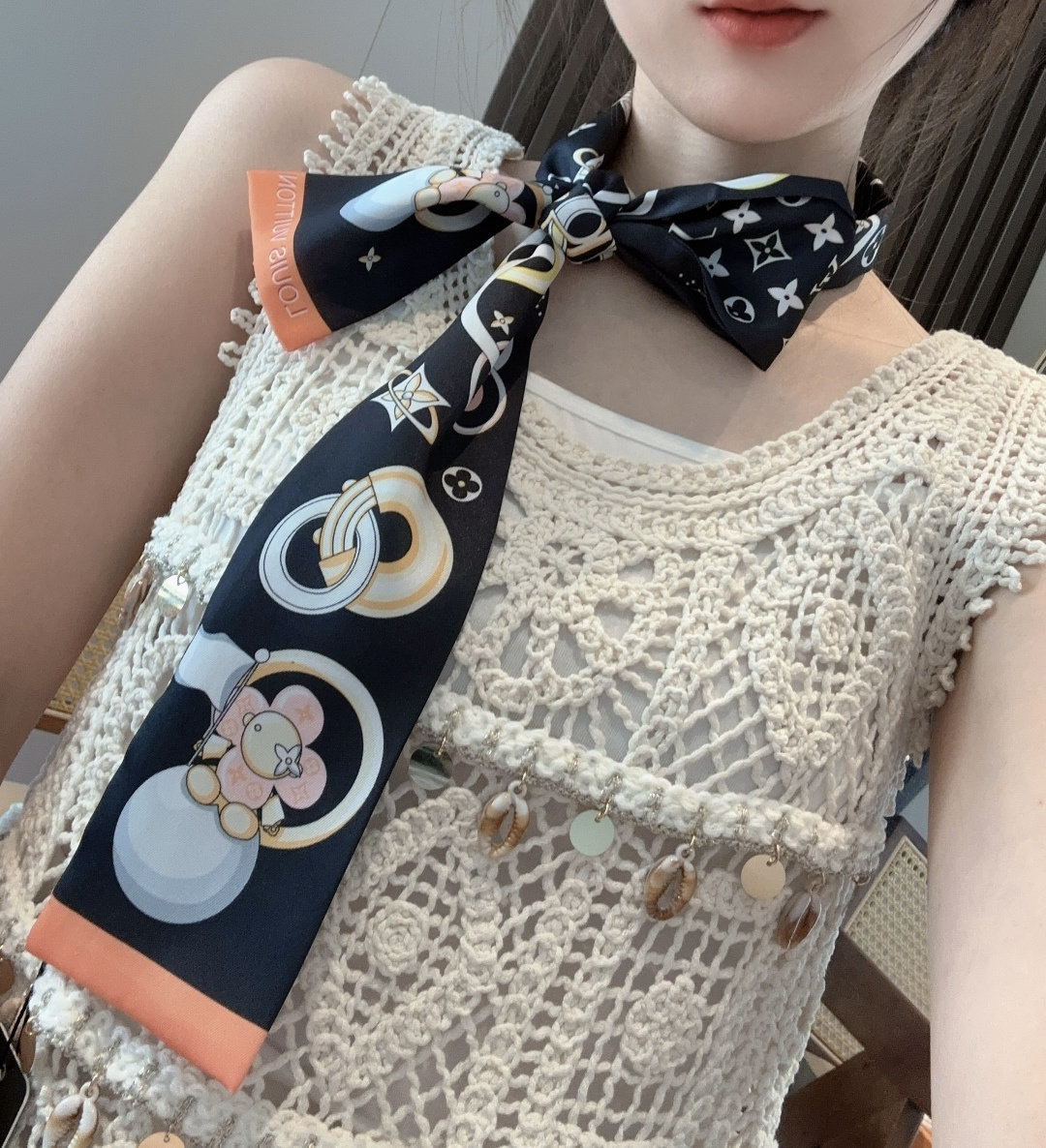 NO:379449,The latest counter models are exclusive in stock. Quality assurance. LV multi-functional small ribbon. It can be used as a hairband, wristband, belt, belt, etc.... It is especially practical. There is no twilly small ribbon nowadays. I feel embarrassed to take a bag and go out. [Laughing] I have so many small ribbons that I have so popular recently. Just look at the street photography and you will know that there is always one of the many styles in our house that suits you!  Silk twill scarf, streamer, hair tie, louis vuitton, real silk19860909最新专柜款独家现货 品质保证 LV多功能小丝带 可以当束发带、腕带、腰带、包带等…特别实用 这年头没有一条twilly小丝带都不好意思拿包出门[偷笑]最近小丝带多热门看看街拍就知道 我们家这么多款式总有一款适合你！真丝斜纹丝巾,飘带，发束,louis vuitton,real silk,accessory