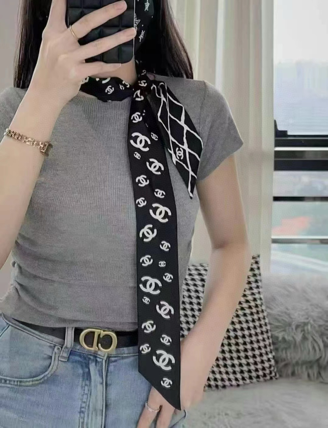 NO:379455,The latest Xiaohongshu counter is the same style!  Chanel hairband/streamer style!  It can be used as a small scarf, tied hair, tied with handbags, tied to wrist decoration!  Multifunctional matching is available for you!  Double-sided twill silk!  Specifications 6*120!  Silk scarf, streamer, hair tie, chanel, real silk19860909最新小红书 专柜同款！香奈儿束发带/飘带款！可当小围巾,绑头发,绑手袋,绑在手腕装饰！多功能随便你搭配！双面斜纹真丝！规格6*120！丝巾,飘带，发束,chanel,real silk,accessory