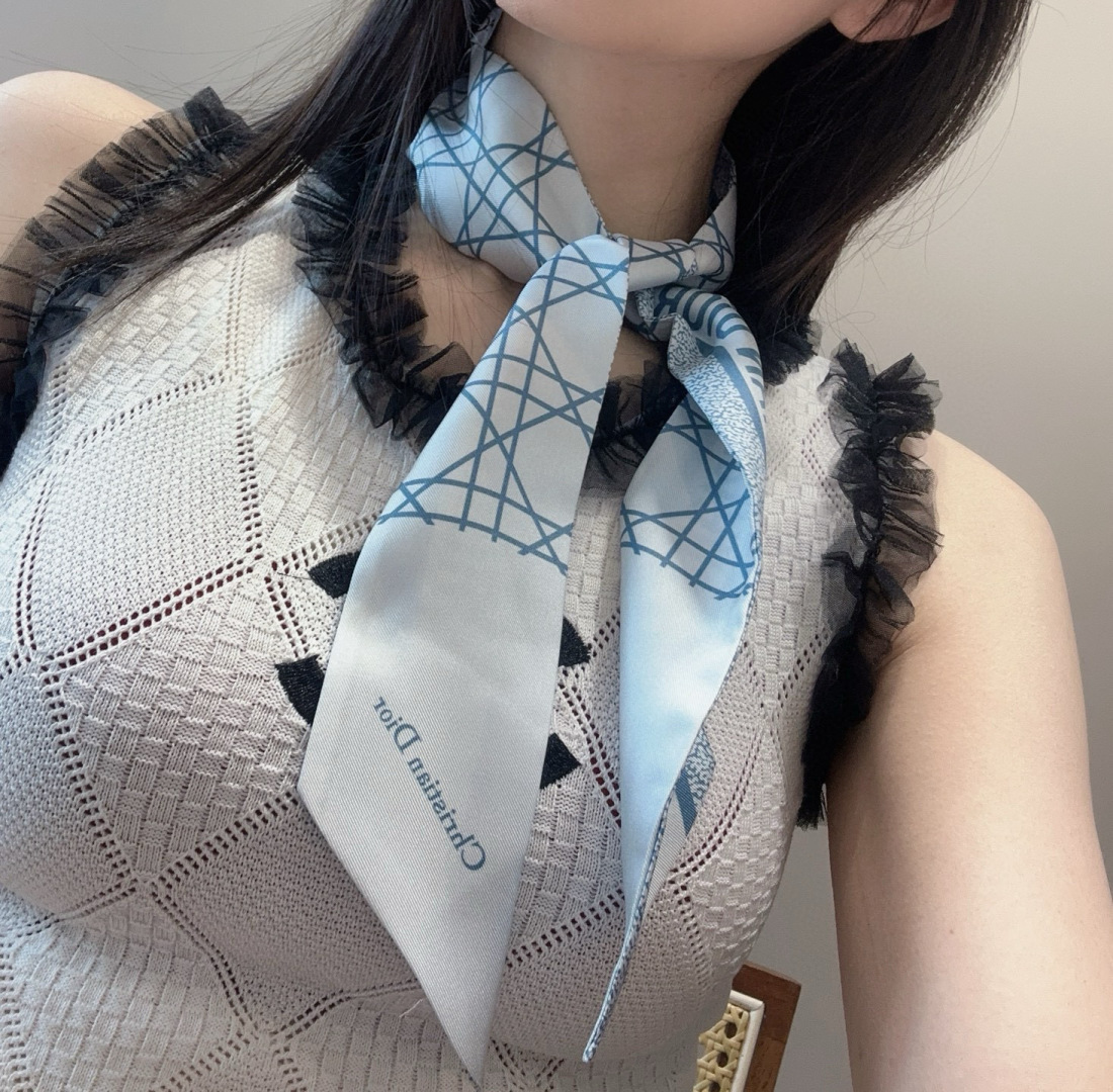 NO:379461,Dior twilly scarf, Miss has a classic style, slender shape, sharp corner design at both ends, and a bar pattern of CHRISTIAN DIOR logo on the back. The upper body effect is very good!  It’s so perfect if you just match it casually!  Streamers have super multi-purpose scarves, headbands, bag accessories, belts... etc., so on, super easy to control. Summer clothes, winter bags, top silk shine, super strong and exquisite. This is really something you must buy [6X105cm, silk double-layer double-sided] scarves, streamers, hair tie, dior, dior, real silk19860909Dior迪奥twilly丝巾,Miss 款式经典,造型修长,两端尖角设计,背面饰以对比鲜明的CHRISTIAN DIOR标志条形图案. 上身效果非常赞！随意一搭就是那么完美！飘带有超多用途领巾、发带、包包配饰、腰带.....等等等等,超好驾驭 夏季配衣服 冬季配包包 顶级真丝光泽感超级强 精美无比 ,这款真的是一定要入手的【6X105cm,真丝双层双面】丝巾,飘带，发束,dior,dior,real silk,accessory