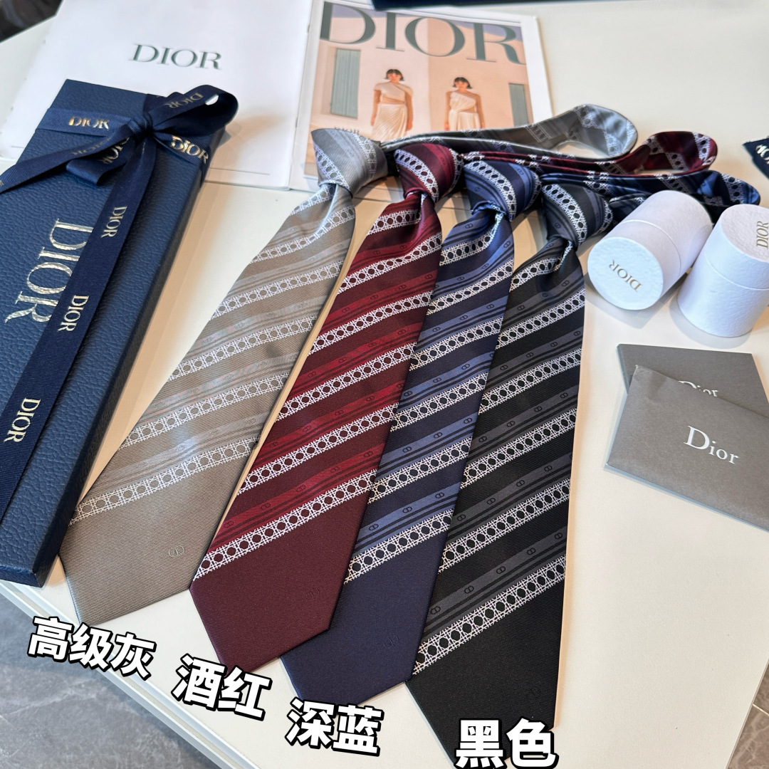 特价特 这款领带向经典的藤格纹图案致敬。采用海军蓝色、蓝色和白色桑蚕丝提花面料精心制作，条纹图案点缀以 