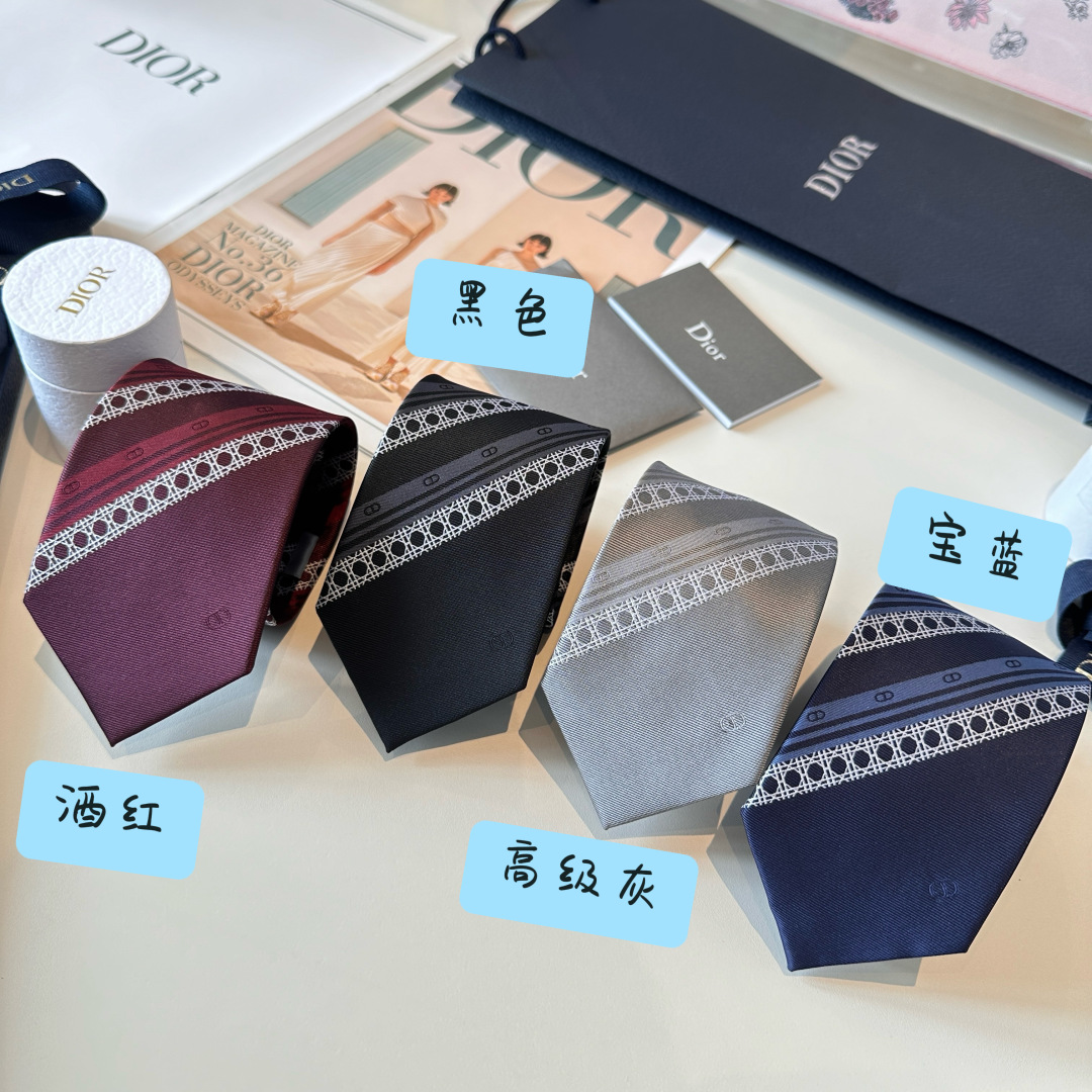 特价特 这款领带向经典的藤格纹图案致敬。采用海军蓝色、蓝色和白色桑蚕丝提花面料精心制作，条纹图案点缀以 