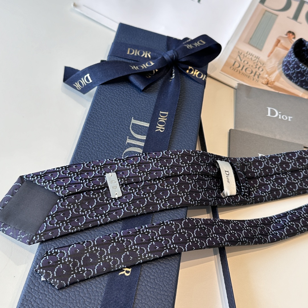 特价👏dior家新款领带 👔👔Dior男士，稀有😻😻展现精湛手工与时尚优雅的理想选择，这款采用DO家最经