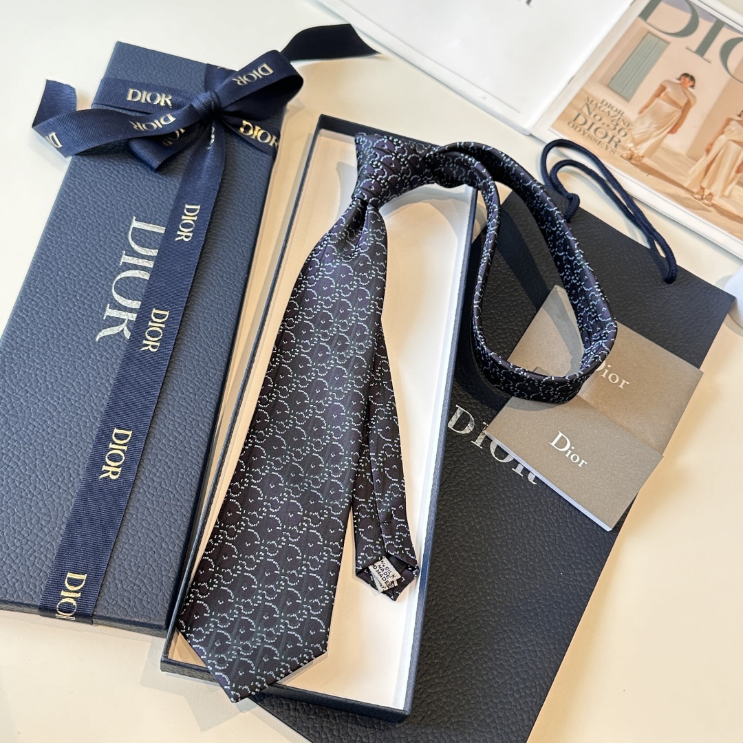 特价👏dior家新款领带 👔👔Dior男士，稀有😻😻展现精湛手工与时尚优雅的理想选择，这款采用DO家最经