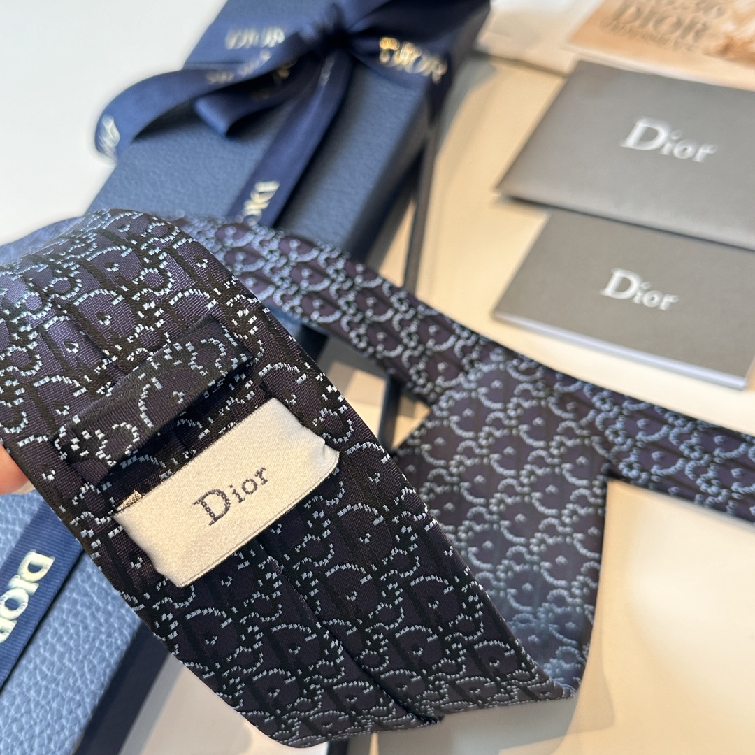 特价👏dior家新款领带 👔👔Dior男士，稀有😻😻展现精湛手工与时尚优雅的理想选择，这款采用DO家最经