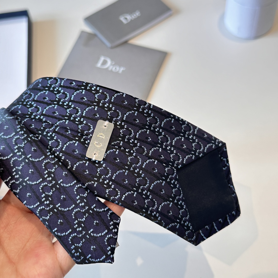 特价👏dior家新款领带 👔👔Dior男士，稀有😻😻展现精湛手工与时尚优雅的理想选择，这款采用DO家最经