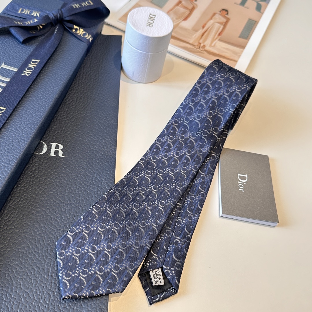 特价👏dior家新款领带 👔👔Dior男士，稀有😻😻展现精湛手工与时尚优雅的理想选择，这款采用DO家最经