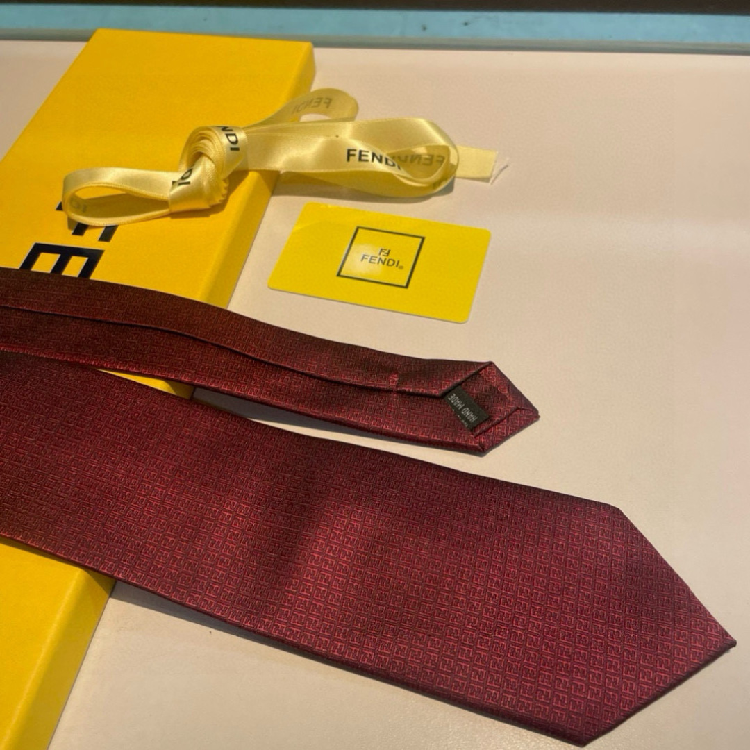 特价新 👏👏 男士芬迪爆款领带👔👔，稀有😻😻展现精湛手工与时尚优雅的理想选择，这款采用F家最具标志性的F