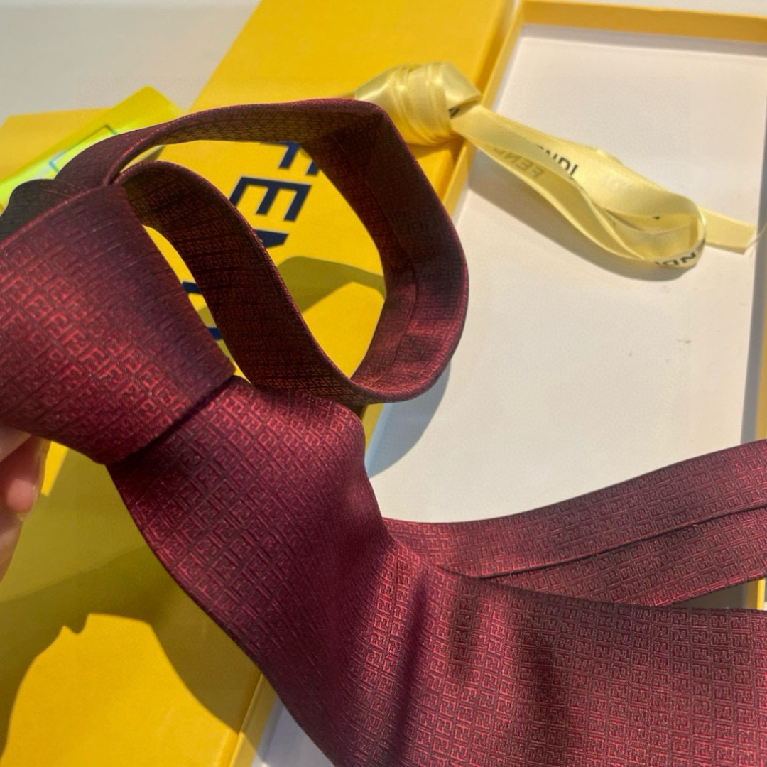 特价新 👏👏 男士芬迪爆款领带👔👔，稀有😻😻展现精湛手工与时尚优雅的理想选择，这款采用F家最具标志性的F