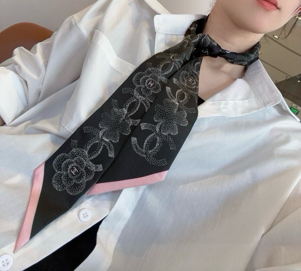 NO:379502,Super beautiful Xiaoxiang's latest double-sided Twilly has a big brand aura!  Twill silk has a strong luster. It can be seen from the picture that the quality is extraordinary and the gift is very suitable for your own use. It can be wrapped around the neck, wrist and waist, and can also be matched on your beloved bag to make your bag look brand new. Size 6120cm silk scarf, streamers, hair tie, real silk19860909超美 小香最新双面Twilly超有大牌气场！斜纹真丝光泽感超级强 从图中就可以看出来品质非凡送礼自用都超合适的一款既可绕于颈间,亦可缠于腕部、腰部,同样也可以搭配在心爱的包包上,让你的包包焕然, 尺寸6120cm丝巾,飘带，发束,real silk,accessory