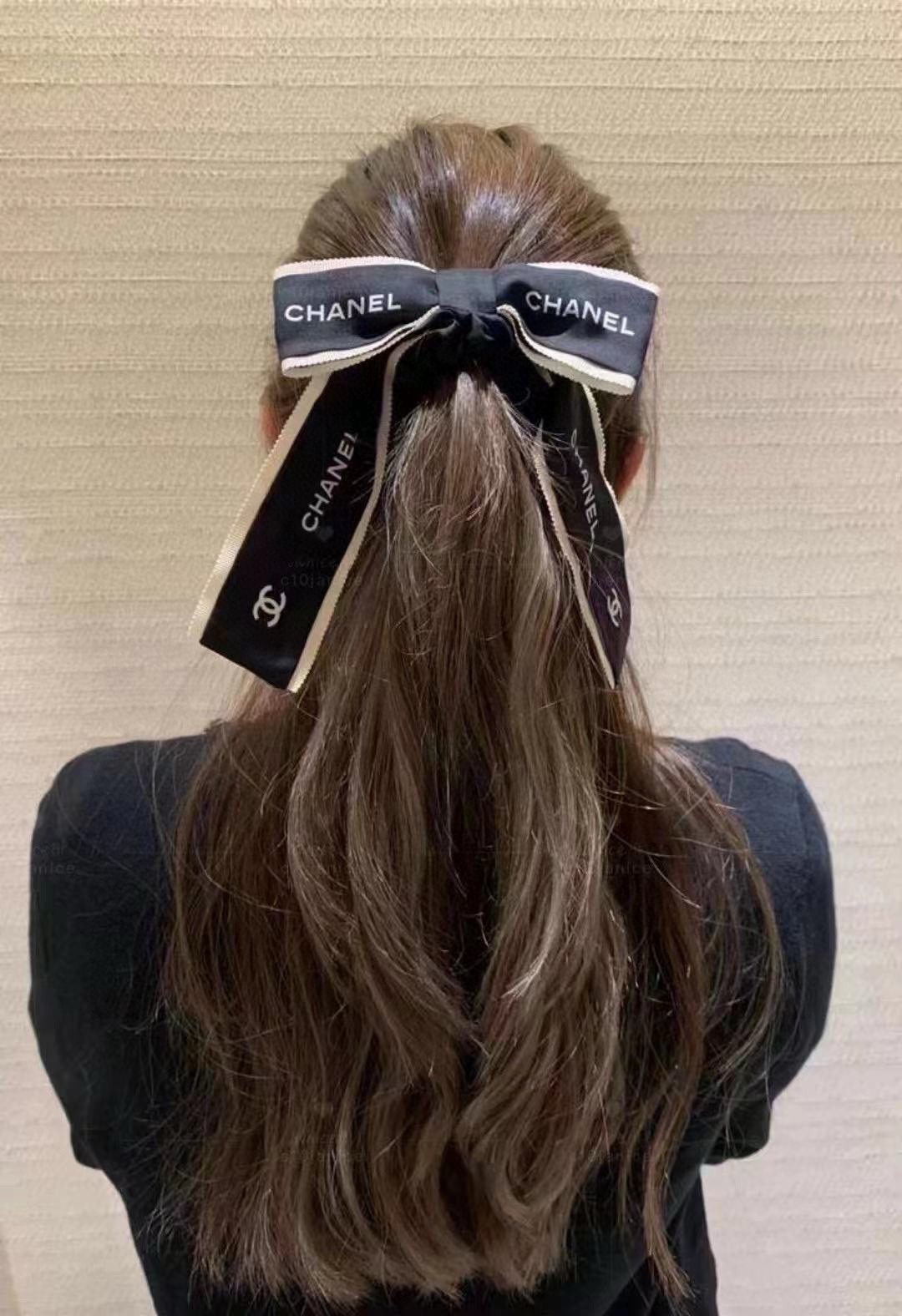 NO:379510,Chanel 22A handicraft workshop series, Xiangjia Wangfen accessories, bow hair rings are perfect, practical and versatile, small accessories that every woman can't escape this season's new accessories are cost-effective, real feasibility and sweet. The hair ring has newly added bow elements, which is simply too cute. Super practical, Patta has many uses to tie the head in a fancy way. It can also be tied with a bundling strap. The hair ring ribbon is perfectly combined with scarves, streamers, hair tie, chanel, chanel19860909Chanel 22A手工坊系列,香家王炸配饰蝴蝶结发圈完美实用百搭,每个女人都逃不过的小配饰 本季新款配饰的王炸性价比高真正的可研可甜 发圈新加入了蝴蝶结元素,简直太可爱了,超级实用百达多种用法可以花式绑头 还可以绑包带 手腕 发圈丝带完美结合丝巾,飘带，发束,chanel,chanel,accessory