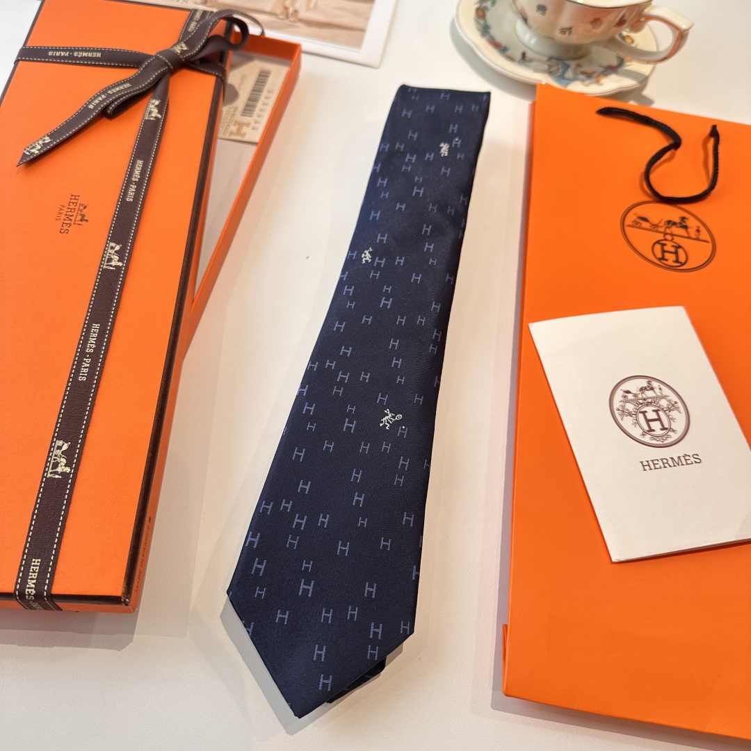 特价特 男士新款领带系列👔👔，稀有H家每年都有一千条不同印花的领带面世，从最初的多以几何图案表现骑术活动