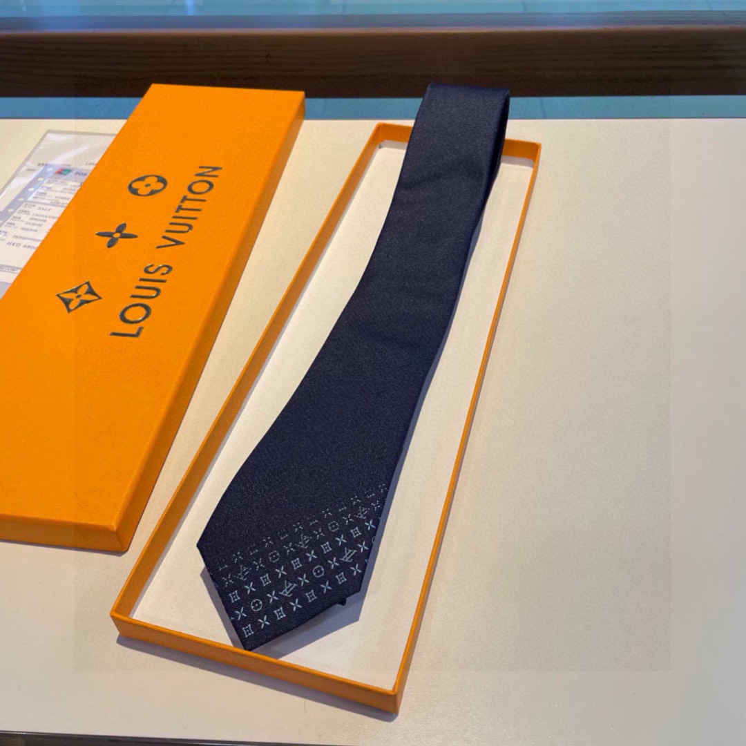 特价LV字母渐变领带  ，路易威登经典领带👔男士必备单品超时尚！高端品质 版型面料都达到品牌标准，，难得