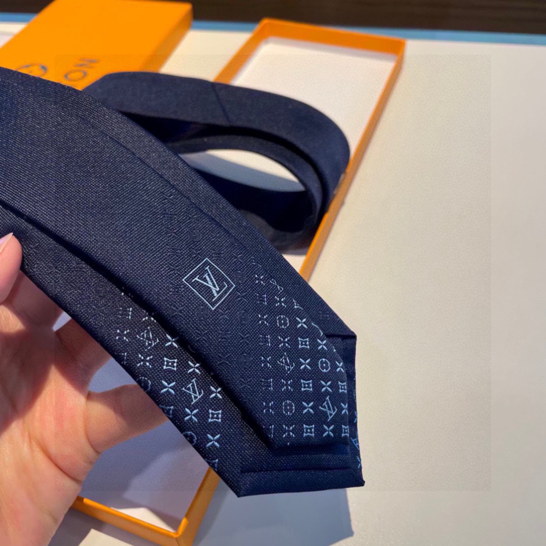 特价LV字母渐变领带  ，路易威登经典领带👔男士必备单品超时尚！高端品质 版型面料都达到品牌标准，，难得