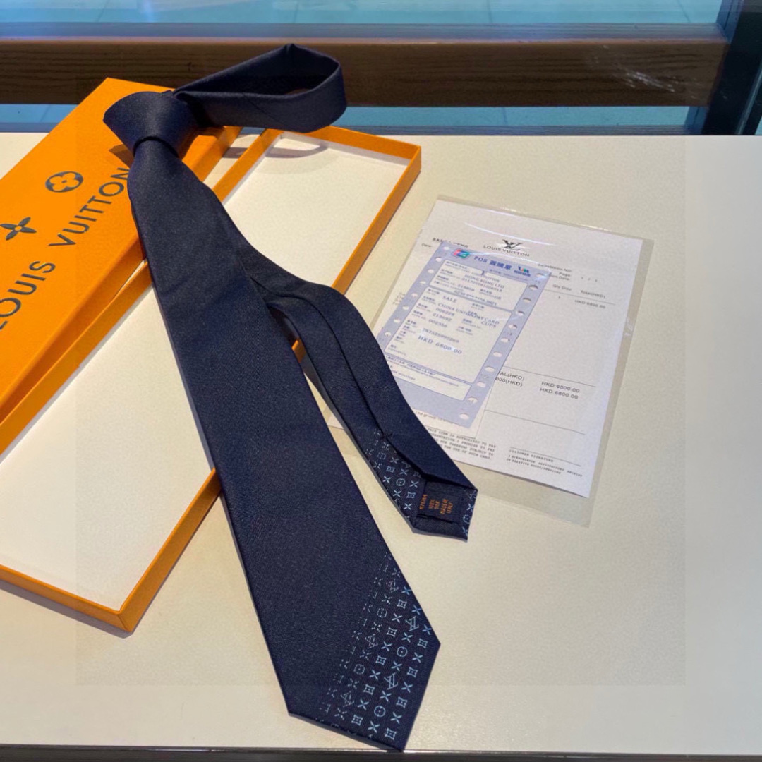 特价LV字母渐变领带  ，路易威登经典领带👔男士必备单品超时尚！高端品质 版型面料都达到品牌标准，，难得