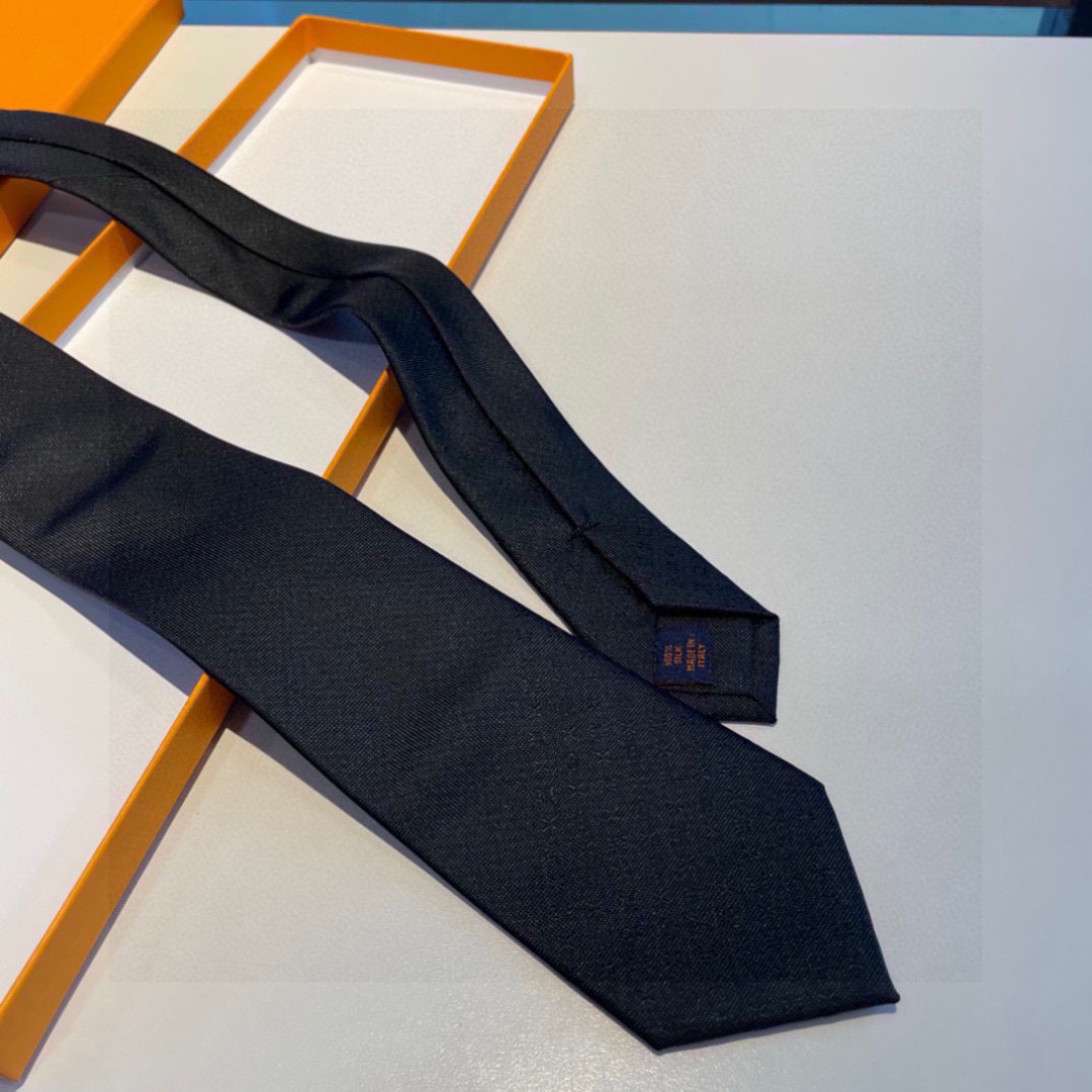 特价 LV字母渐变领带  ，路易威登经典领带👔男士必备单品超时尚！高端品质 版型面料都达到品牌标准，，难