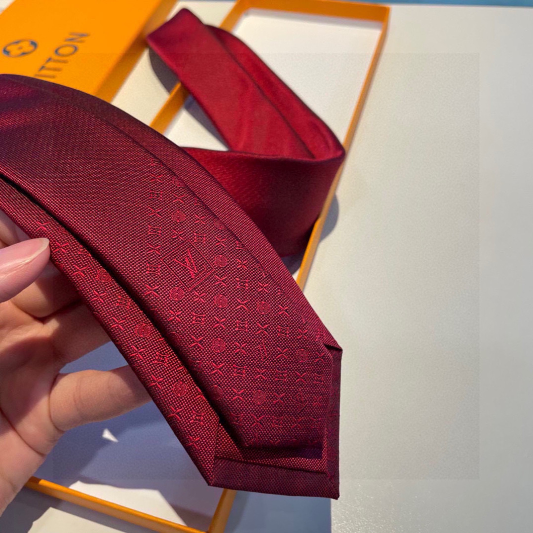 特价 LV字母渐变领带  ，路易威登经典领带👔男士必备单品超时尚！高端品质 版型面料都达到品牌标准，，难