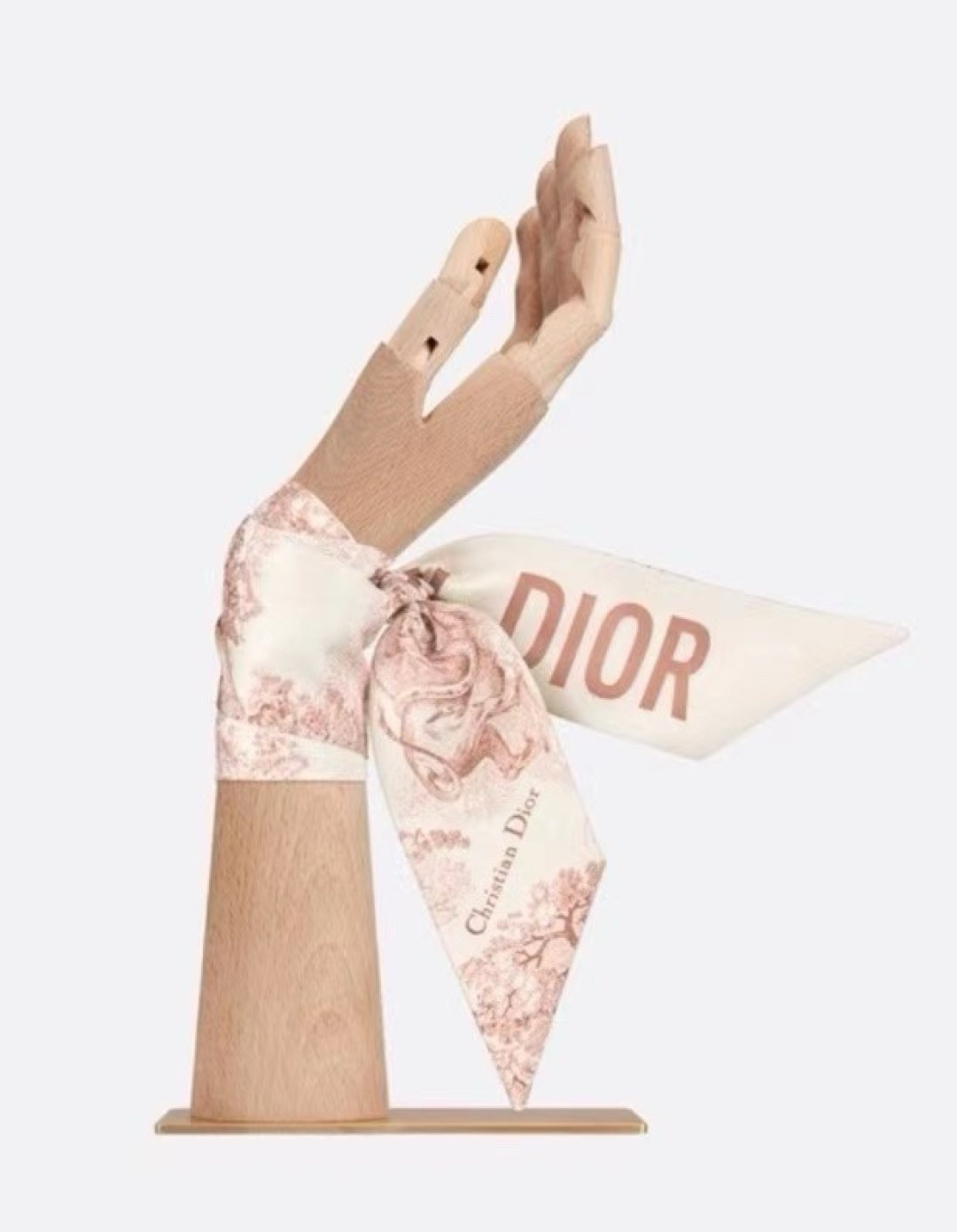 NO:379515,New!  New version of Dior [Forest Beast Silk MITZAH], this square scarf uses high-end twill silk fabric, rich Dior style, luxurious texture, lively and interesting, and the design is more dynamic and fashionable. The cutting-edge style can be wrapped around the neck, wrist and waist, and can also be matched on your beloved bag, making your bag look brand new [Specification 6X105cm, twill silk double-layer double-sided] Silk scarf, streamer, hair tie, dior, real silk19860909上新！新版迪奥【森林猛兽真丝MITZAH】,此款方巾采用高端斜纹真丝面料,浓浓的迪奥风格,质感奢华,活泼有趣,设计更显动感时尚前沿款既可绕于颈间,亦可缠于腕部、腰部,同样也可以搭配在心爱的包包上,让你的包包焕然一新【规格6X105cm,斜纹真丝双层双面】 丝巾,飘带，发束,dior,real silk,accessory