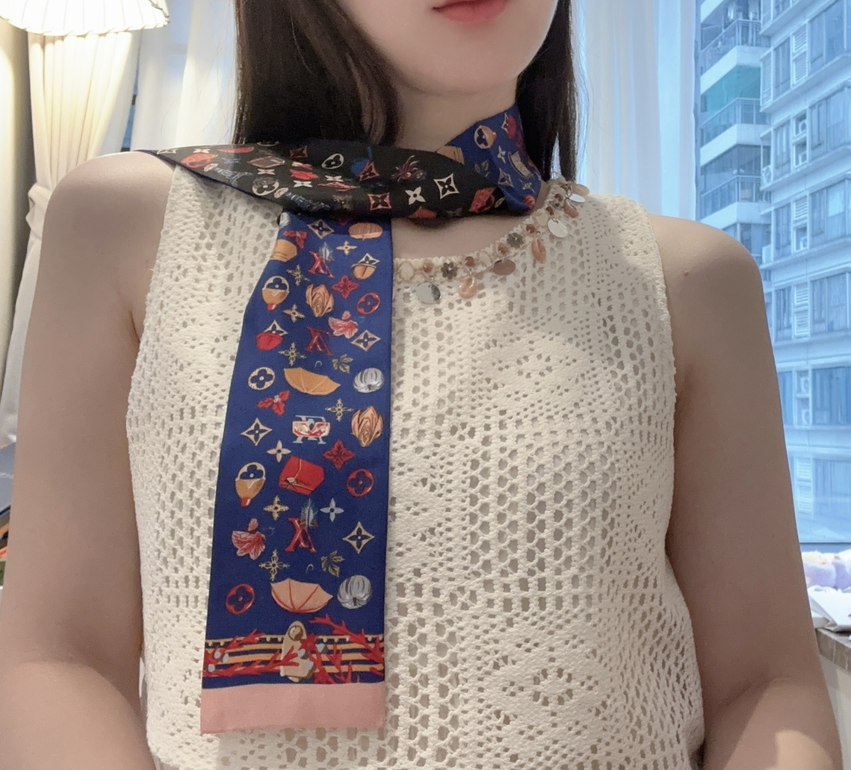 NO:379525,lv hairband is available for new!  Made of tie-dyeing technology that learns from Japanese twisting techniques, it is equipped with classic English words in the brand name, full of youthful atmosphere. The full picture is printed with Monogram patterns, adding elegant style to this hippie-style design. French imported silk fabrics have a very special touch. Super multi-purpose scarves, headbands, bag accessories, belts... etc., etc., super easy to control. Summer clothes, winter bags, silk shine and super strong and exquisite. This is really something you must buy [8X120cm, silk double-layer double-sided] scarf, streamers, hair tie, louis vuitton, real silk19860909lv束发带上新！由取鉴日本绞染技艺的扎染工艺打造而成,配有经典的品牌名称英文字样,洋溢着青春气息.全幅印有 Monogram 图案,为这款嬉皮士风格的设计品增添雅致格调.法国进口真丝面料非常特别的触感 超多用途领巾、发带、包包配饰、腰带.....等等等等,超好驾驭 夏季配衣服 冬季配包包 真丝光泽感超级强 精美无比 ,这款真的是一定要入手的【8X120cm,真丝双层双面】丝巾,飘带，发束,louis vuitton,real silk,accessory