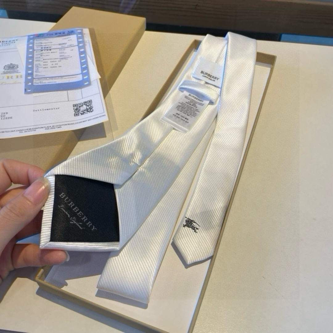 特价 B家专柜同步领带出货啦‼️‼️巴宝莉新款👔👔，稀有😻😻展现精湛手工与时尚优雅的理想选择，这款采用B