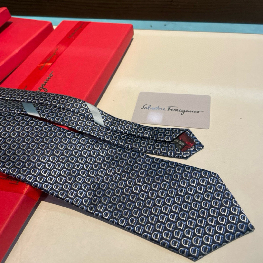特价特 无优惠 配包装  菲拉格慕男士新款领带系列👔👔，让男士可以充分展示自己个性。100%顶级斜纹真丝