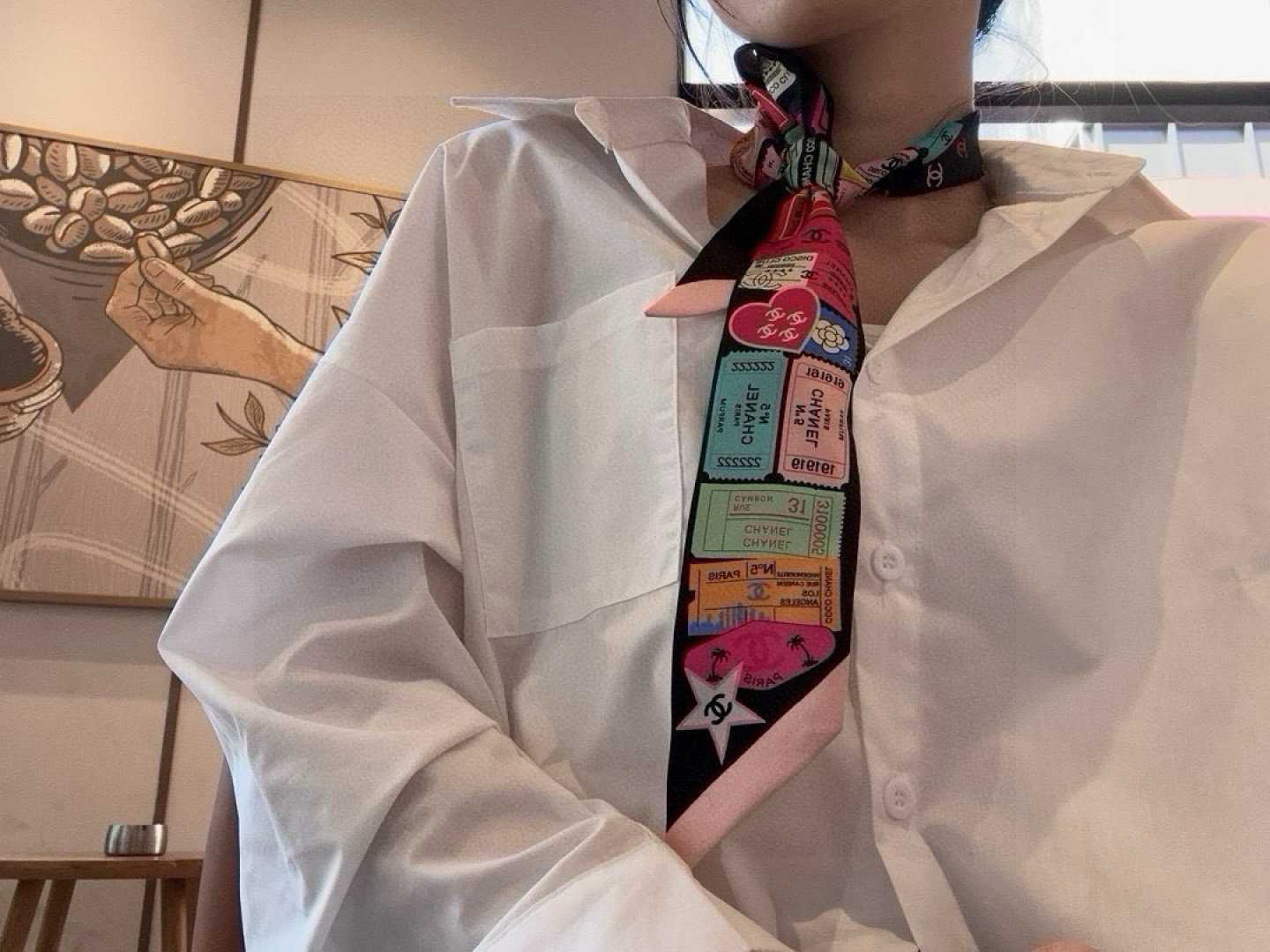 NO:379500,Chanel Twilly little silk scarf is here, Chanel is a real cute little, everyone has three hands to see, I don’t stop me. N hasn’t seen such a beautiful twilly for a long time. It’s really fragrant. There are not many essential artifacts for concave styling. It won’t always be there. It’s very practical, tied hair, tied bags, etc.... Unique, rather than material: twill silk size 120/6cm silk scarf, streamers, hair tie, chanel, chanel, real silk19860909香奈儿 Twilly小丝巾来了,Chanel 名副其实的小可爱, 人手三条闭眼收,我都不拦着 N久都没有见过这么好看的twilly 真的是真香本香了,凹造型必备神器数量不是很多.也不会一直有 实用率贼高,绑头发,绑包包,等等等等...独一无二,宁缺毋材质:斜纹真丝尺寸120/6cm丝巾,飘带，发束,chanel,chanel,real silk,accessory